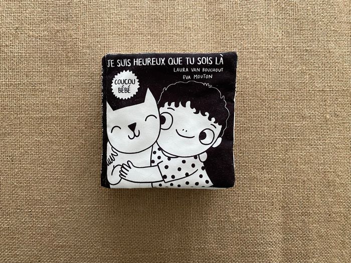 Livre en tissu noir et blanc Je suis heureux que tu sois là Laura Van Bouchout