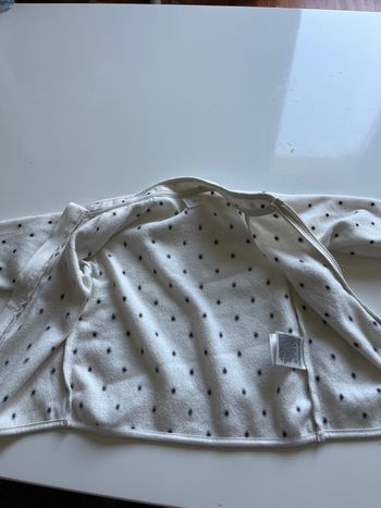 Polaire blanche à pois noir