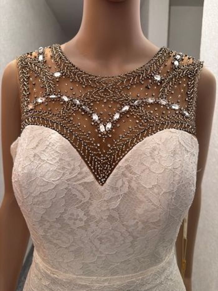 Robe de  cérémonie en dentelle de couleur ivoire - photo numéro 3