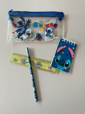 Trousse garnie bleu stitch avec des crayons, règle, calepin