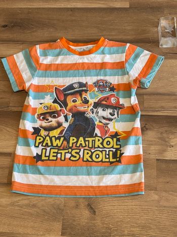 Je vend un tee shirt enfant garcon pas de étiquette mais taille dun8 ans très bon état 