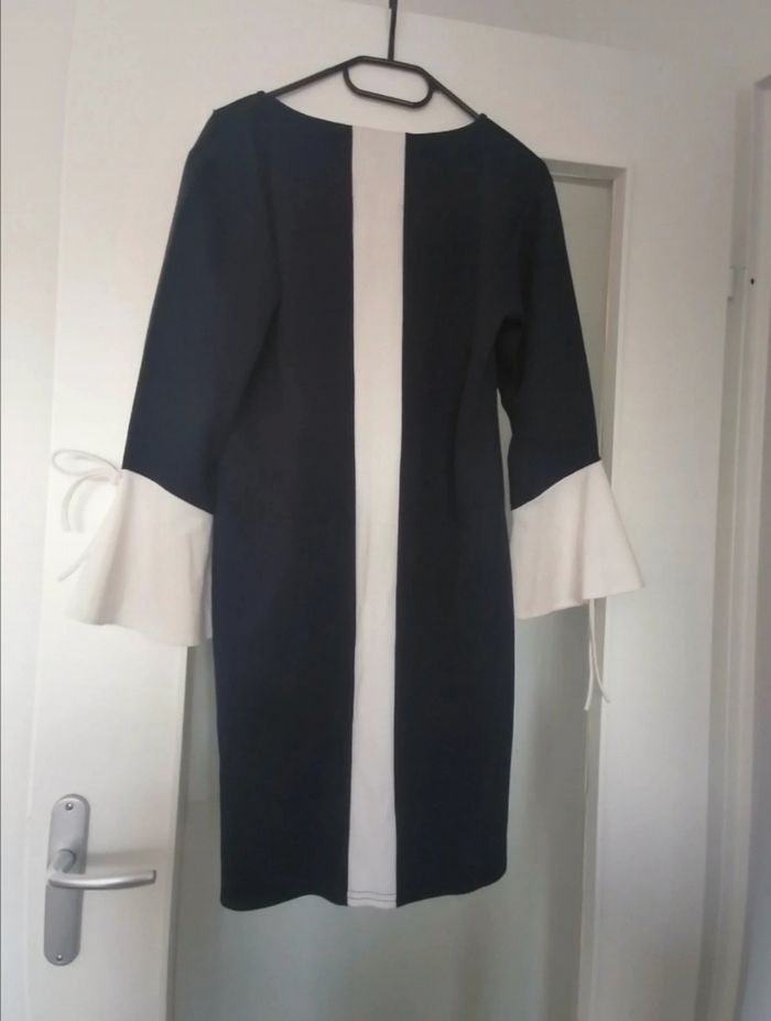 Robe longue bleu marine et blanche, manche longue. Manche évasée à lacets . - photo numéro 2