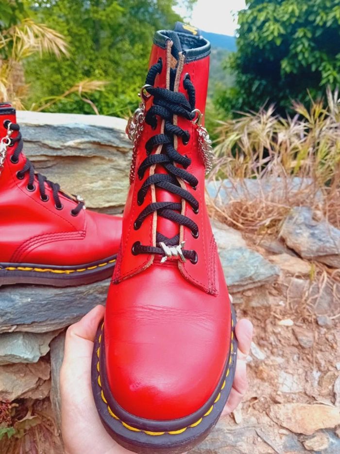 Dr. Martens made in England 🇬🇧 rouge custom chaînes 🔗 et barbelés punk goth uk3 36 - photo numéro 6