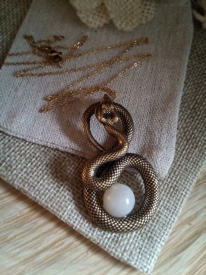 Collier sautoir pendentif serpent et sa pierre de lune - photo numéro 2