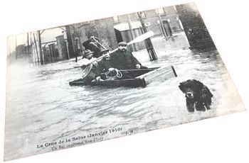 Carte postale ancienne  Paris (75)  La crue de la Seine 30 Janvier 1910  Un bac improvisé, rue d' Iv