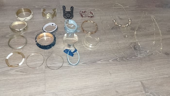 Différents bijoux, bracelets et colliers