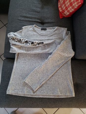 Pull gris avec épaules dénudées