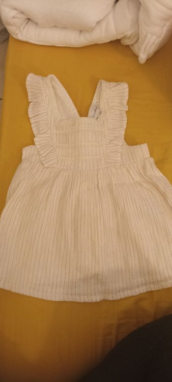 Robe beige et rose irisée
