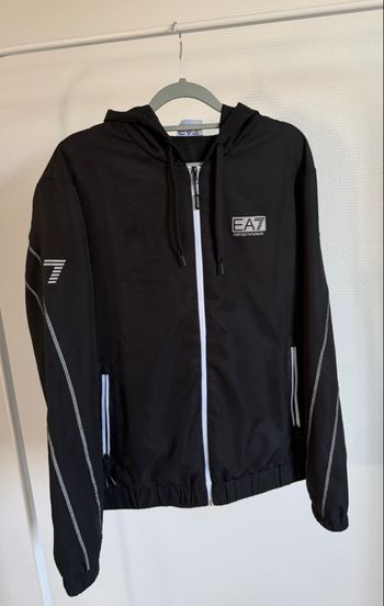 Emporio Armani veste légère