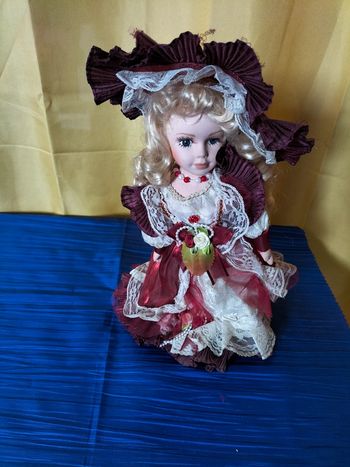 Jolie poupée de porcelaine