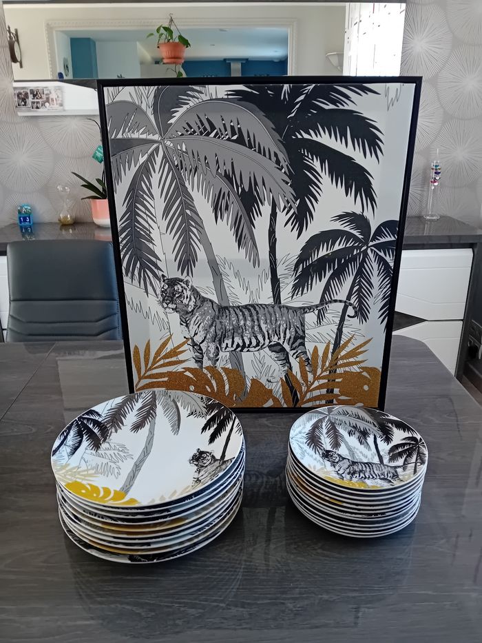 Lot assiettes  et tableau assortis