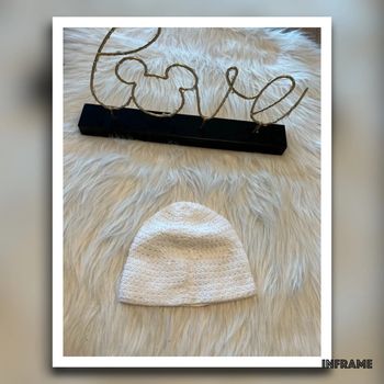 Très beau bonnet blanc 🥰 fait main je ne connais pas la taille