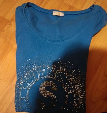 Tee-shirt bleu S avec perles – Taille M – Bon état 💙