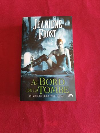 Au bord de la tombe " Chasseuse de la nuit tome 1 " Jeaniene Frost