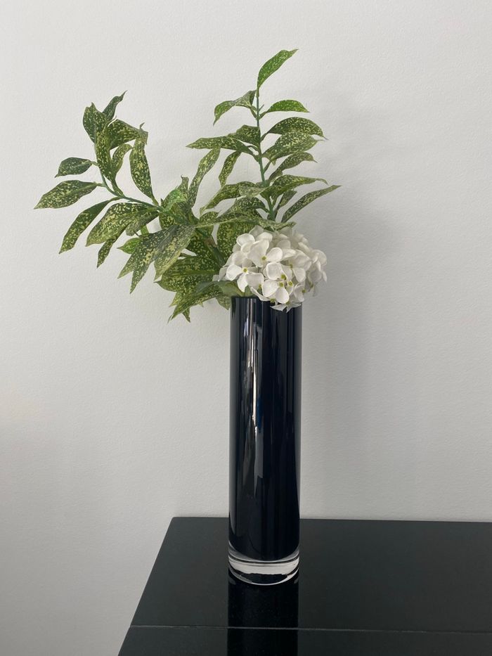 Vases en verre noirs avec fleurs incluses - photo numéro 7