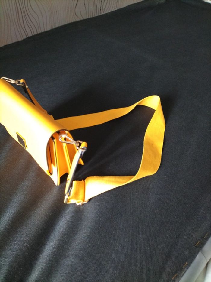 Sac à main Minelli jaune moutarde modèle milaine format moyen avec anse en tissu - photo numéro 2
