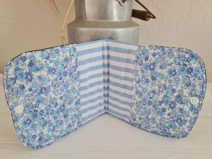 Étui de rangement pour serviette hygiénique
