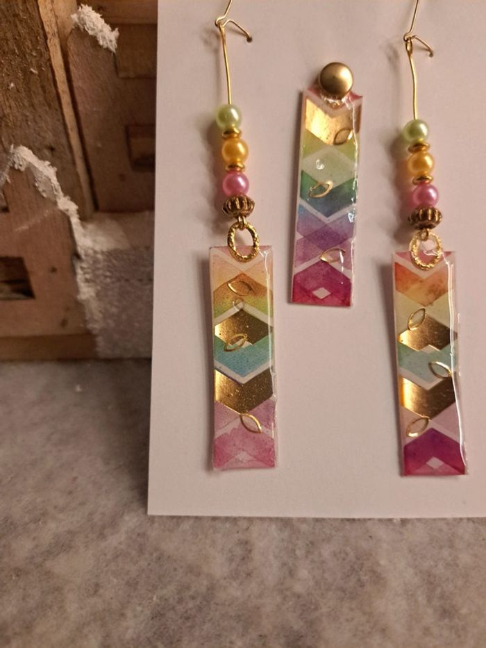 Boucles d'oreilles pendante avec pendentif assortie en résine multicolore - photo numéro 4