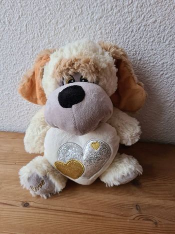 peluche chien beige cœur