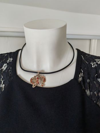 Collier câble caoutchouc ras de cou pendentif papillon