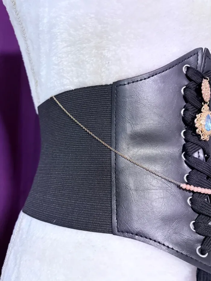 Serre taille corset ajustable avec médaillon et chaîne - photo numéro 3