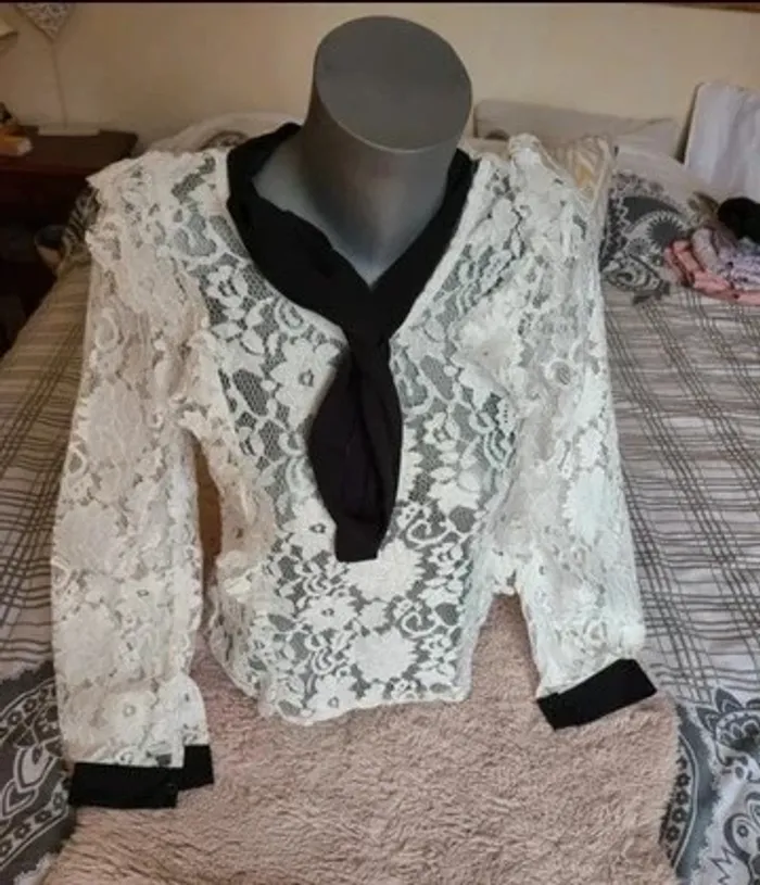 Superbe blouse dentelle 38