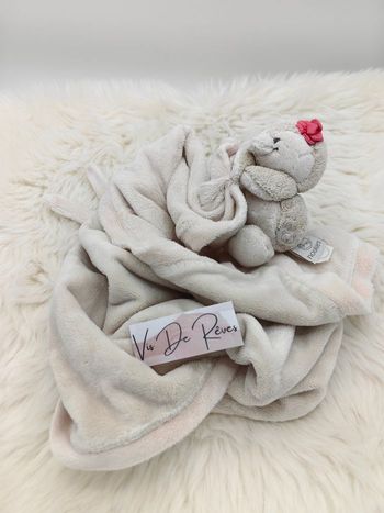 Doudou ma première couverture Daisy et coco Pingouin rose et beige Noukie's