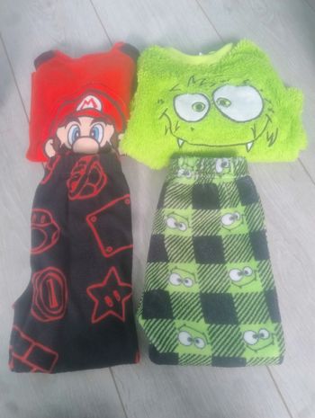 Vends lot de 2 pyjamas en très bon état 4 ans