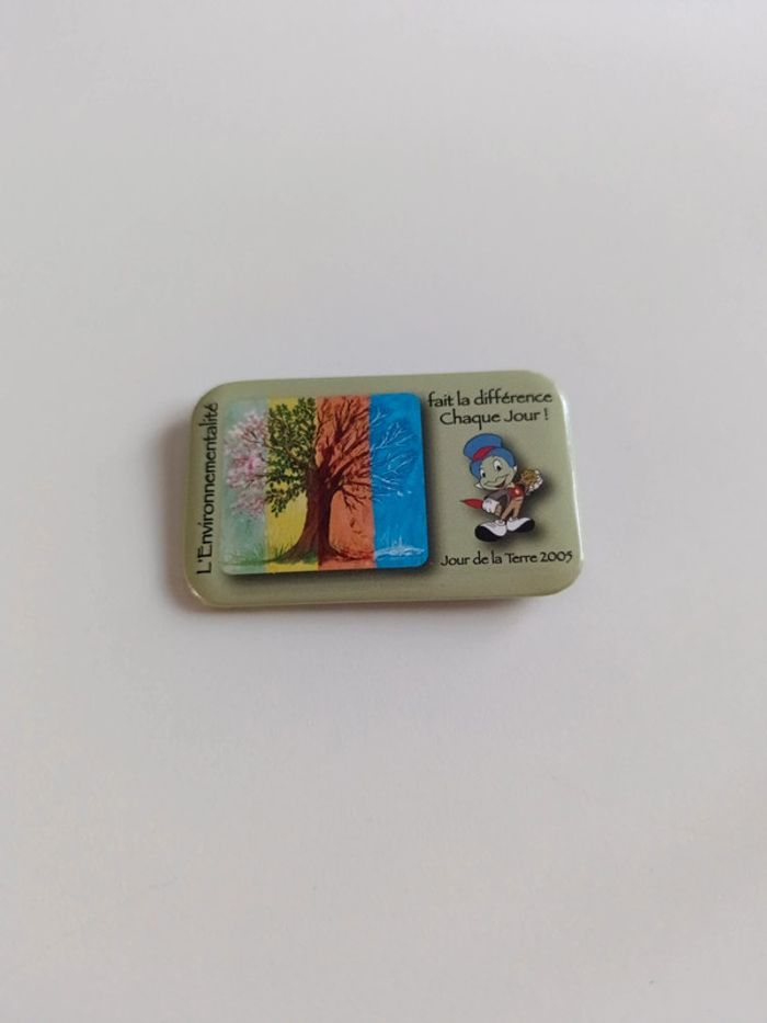 Joli badge jour de la terre Disneyland Paris 2005