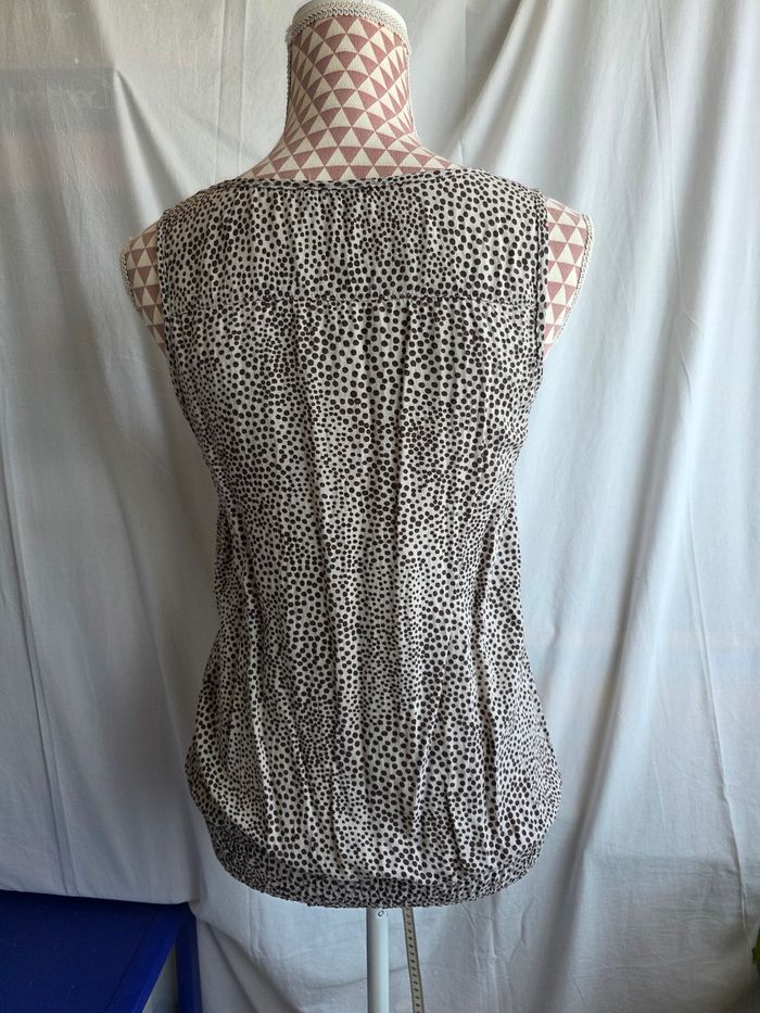 Débardeur,marron clair a pois marron foncé, fluide, en polyester, en très très bon état, taille élastique pour effets bouffant, largeur d'épaule 30cm, largeur sous bras 44cm, longueur 60cm, marque Cache Cache =5€ - photo numéro 3