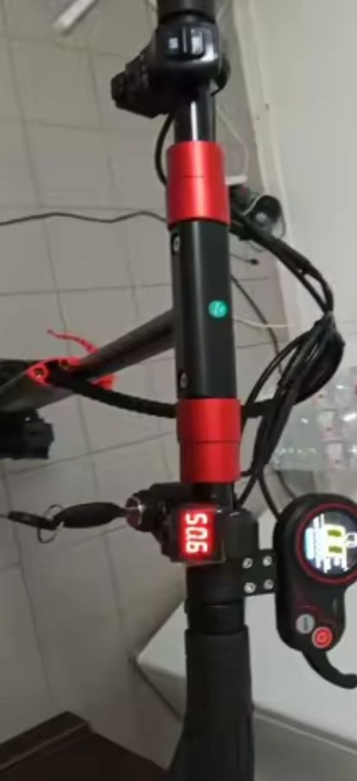 Trottinette électrique  puissant  1000 Watt 45 km/h 90 km d'autonomie neuve avec étiquette première main jamais été utilisée  siège démontable - photo numéro 6