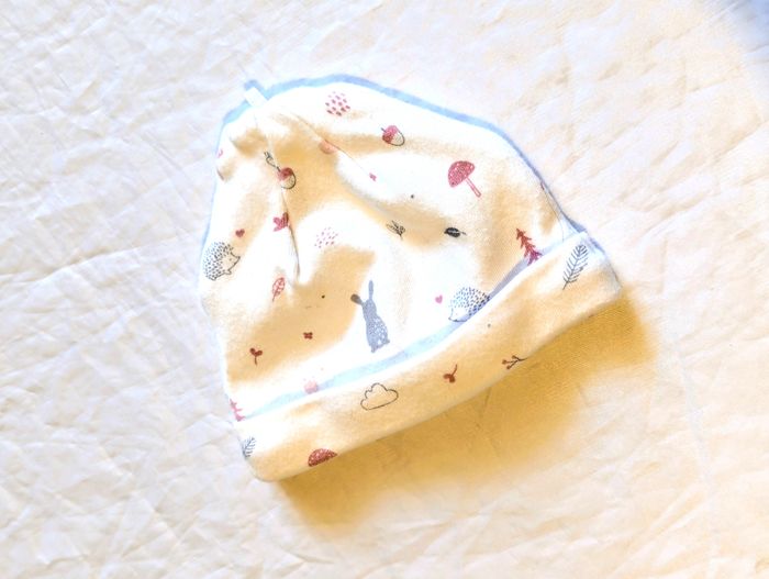 Petit Bonnet Baby Club Blanc Dessins Nature Animaux Glands Champignons Feuilles Accessoire Bébés