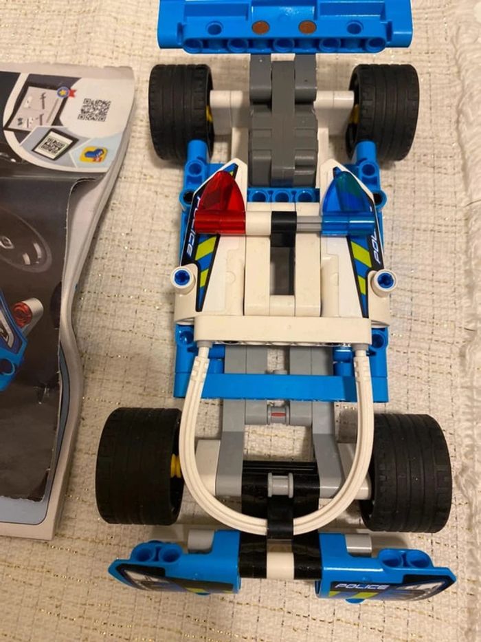 Lego technic voiture de police - photo numéro 2