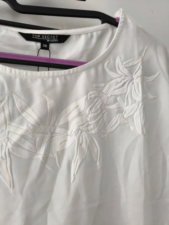 Haut blanc brodé Top Secret Woman – Taille 38 – Neuf avec étiquette - photo numéro 2