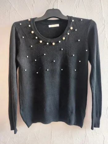 Pull noir avec perles décoratives