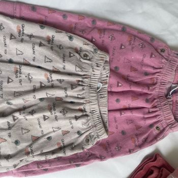 Deux. Pantalons pyjama, neuf mois.