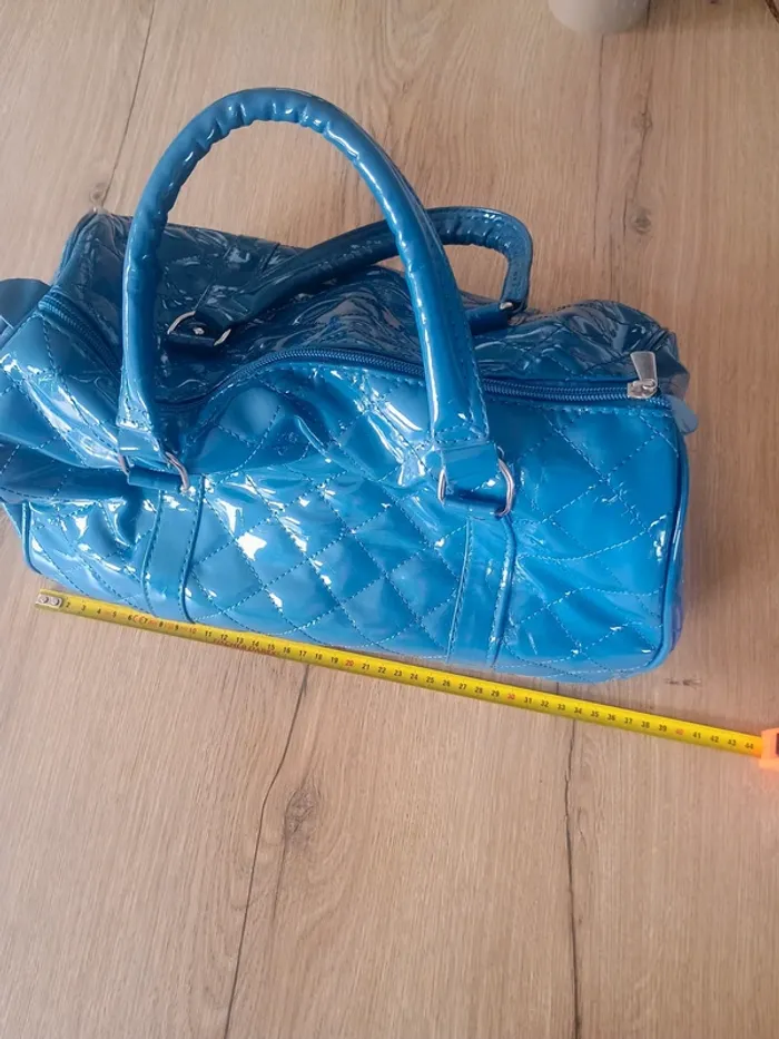 Sac bowling bleu verni matelassé grand format - photo numéro 4