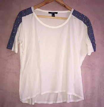 T-shirt blanc avec détails cloutés sur les épaules T36 - Forever 21 🤍