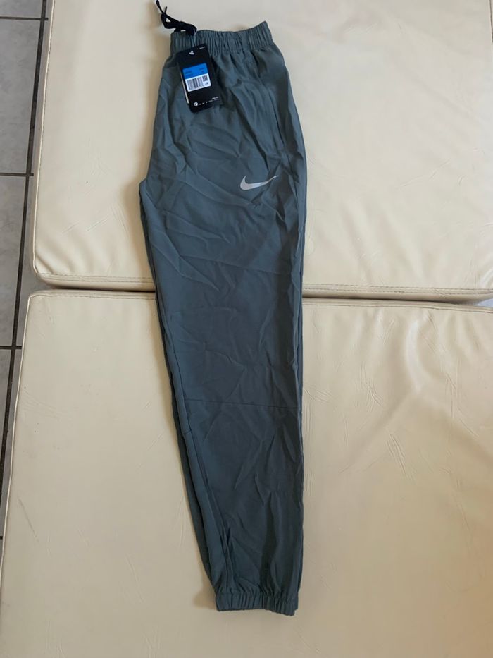 Running Survêtement Ensemble Jogging gilet Nike Gris Taille M Neuf avec étiquette - photo numéro 3