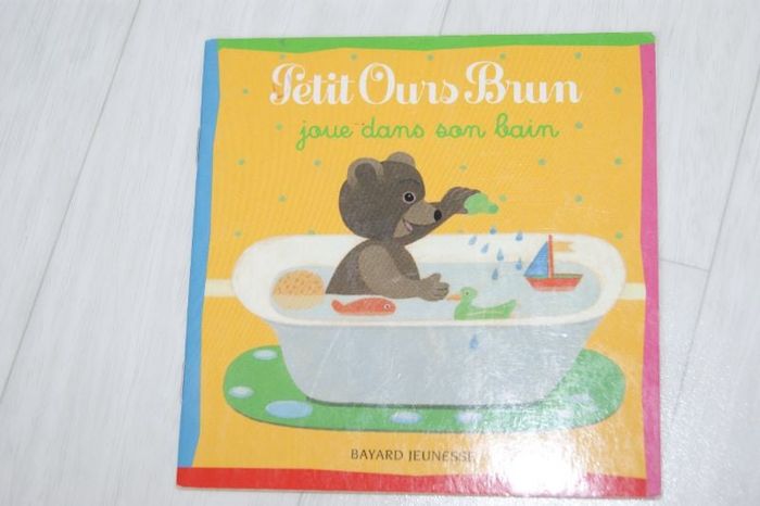 Petit ours joue dans le bain