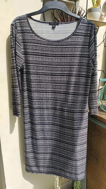 Robe stretch en jersey lycra noir avec des motifs ethniques blancs