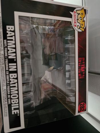 Figurine pop batman in batmobile