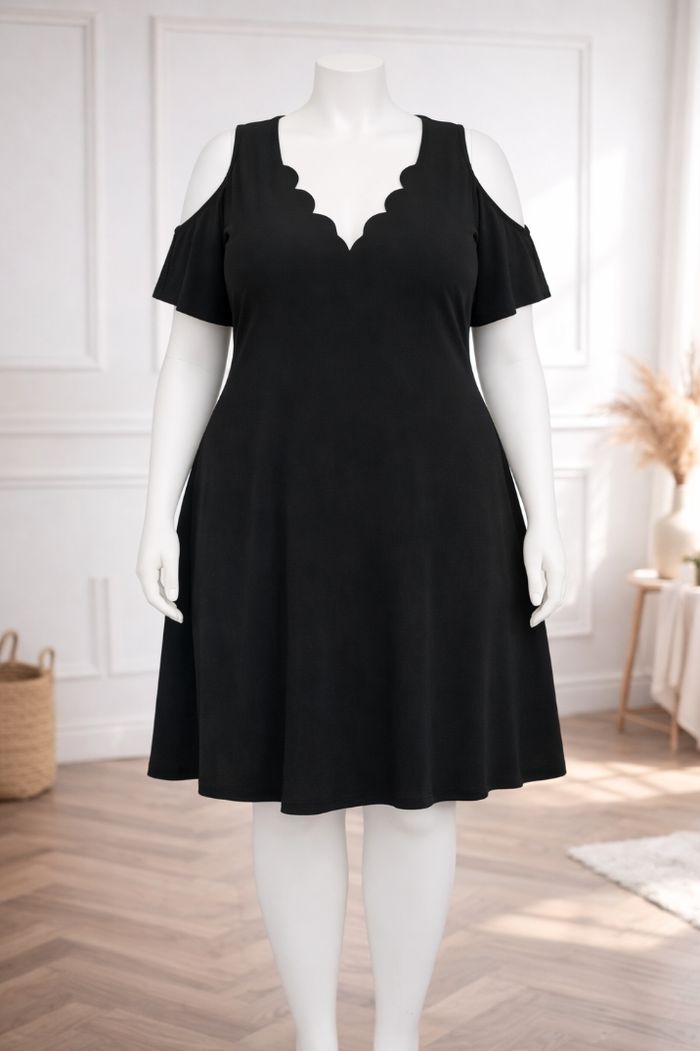Robe festonnée élégance noire épaules dénudées Femme taille 54 marque Boohoo 💍 - photo numéro 5