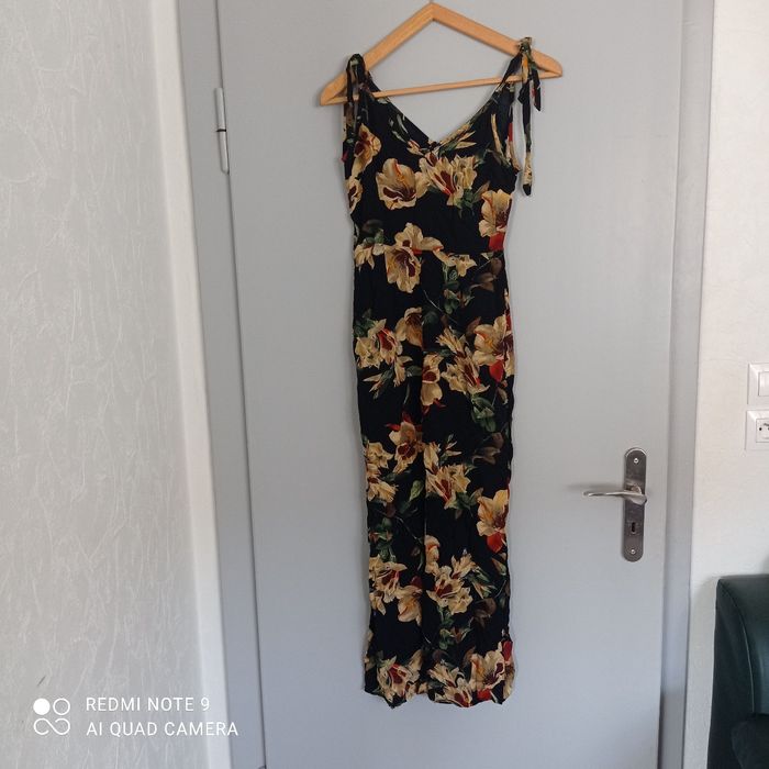 Combinaison noire à fleurs jaunes t36 - photo numéro 2