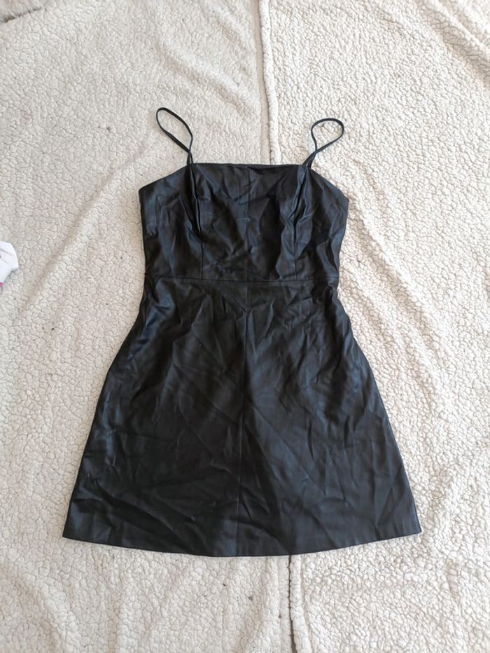 Robe noire effet cuir Mango MNG Casual - style minimal et sexy romantique