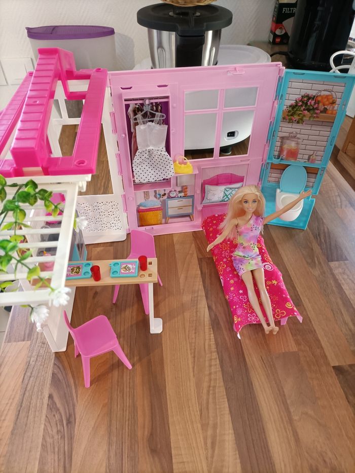 Jolie maison Barbie + 1 barbie + 2 tenues + meubles et accessoires - photo numéro 5