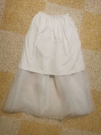 Sur jupon blanc neuf