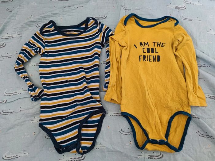 Lot de 2 body manches longues bleu et jaune T.24 mois