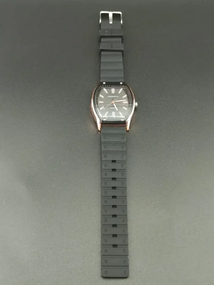 Montre losange noire et dorée, style moderne - photo numéro 3