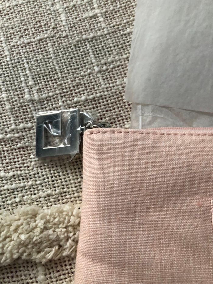 Trousse rose nude neuve Givenchy - photo numéro 3